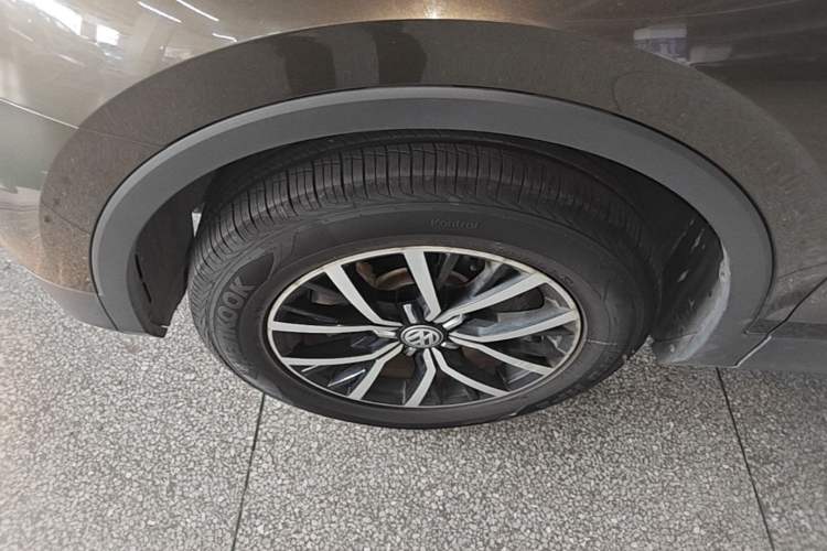 Used Volkswagen Tiguan L 2018 330TSI Automatic Two-Wheel Drive Luxury Edition Left Front Wheel Hub