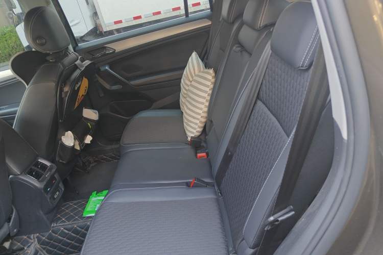 Used Volkswagen Tiguan L 2018 Revised Version 330TSI Automatic Two-Wheel Drive Trendy Edition Left Rear Seat