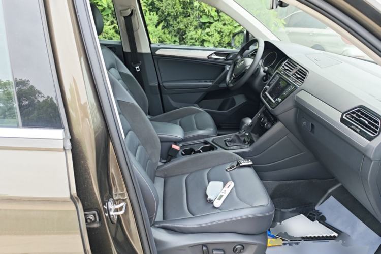 Used Volkswagen Tiguan L 2018 330TSI Automatic Two-Wheel Drive Luxury Edition Right Front Seat
