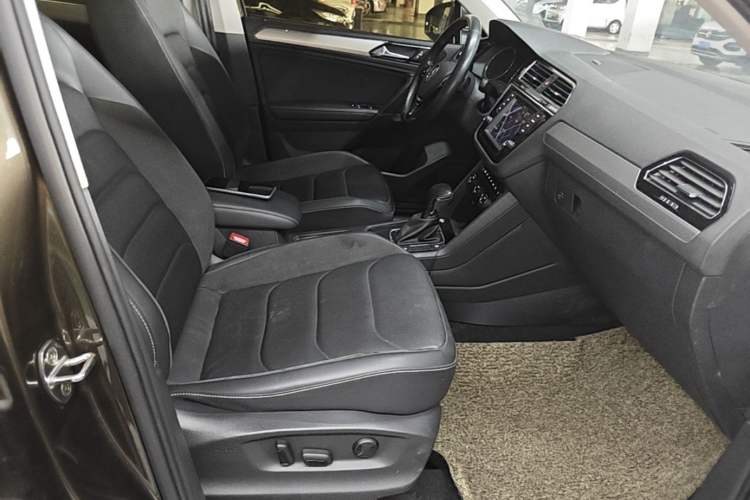 Used Volkswagen Tiguan L 2018 330TSI Automatic Two-Wheel Drive Luxury Edition Right Front Seat