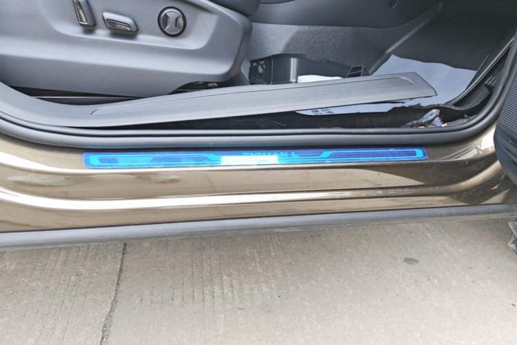 Used Volkswagen Tiguan L 2018 330TSI Automatic Two-Wheel Drive Luxury Edition Right Side Sill