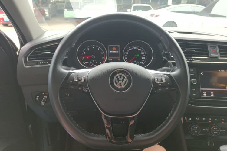 Used Volkswagen Tiguan L 2018 Facelift 330TSI Automatic Two-Wheel Drive Luxury Edition Steering Wheel