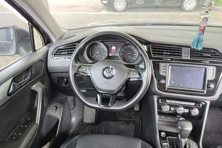 Used Volkswagen Tiguan L 2018 380TSI Automatic All-Wheel Drive Luxury Edition Steering Wheel