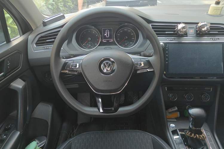 Used Volkswagen Tiguan L 2018 Revised Version 330TSI Automatic Two-Wheel Drive Trendy Edition Steering Wheel