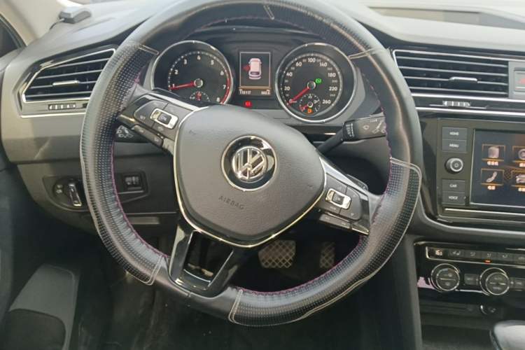 Used Volkswagen Tiguan L 2018 Facelift 330TSI Automatic Two-Wheel Drive Luxury Edition Steering Wheel