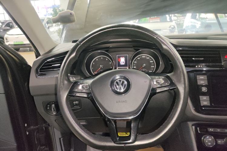 Used Volkswagen Tiguan L 2018 Facelift 330TSI Automatic Two-Wheel Drive Luxury Edition Steering Wheel