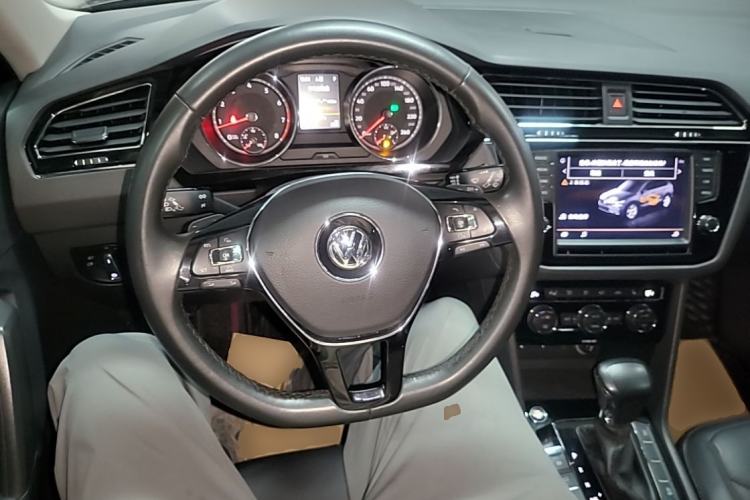 Used Volkswagen Tiguan L 2018 Facelift 330TSI Automatic Two-Wheel Drive Luxury Edition Steering Wheel