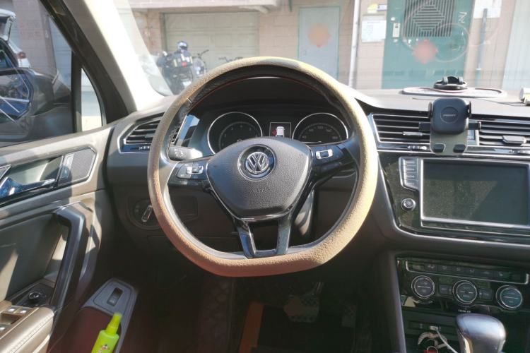 Used Volkswagen Tiguan L 2018 380TSI Automatic All-Wheel Drive Luxury Edition Steering Wheel