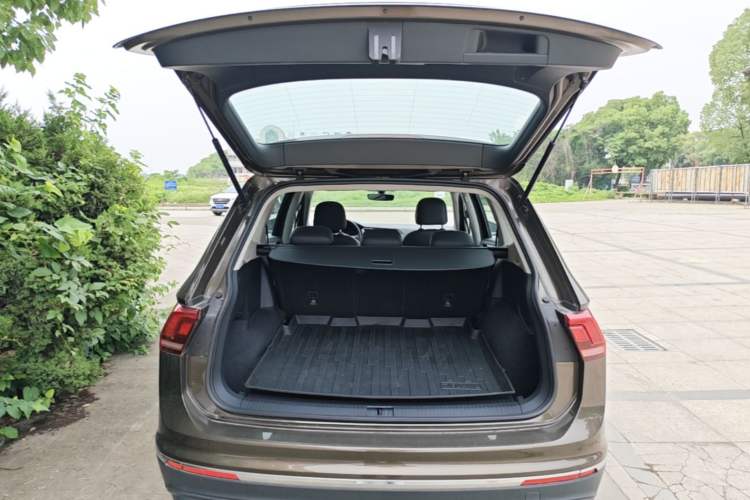 Used Volkswagen Tiguan L 2018 330TSI Automatic Two-Wheel Drive Luxury Edition Trunk