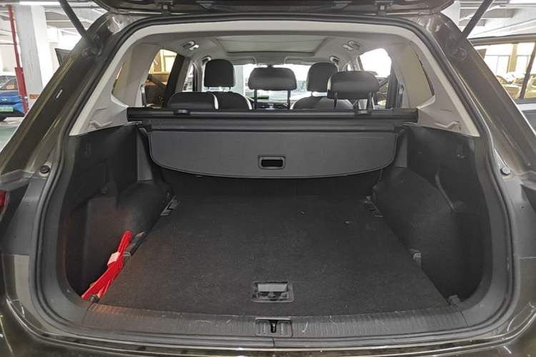 Used Volkswagen Tiguan L 2018 330TSI Automatic Two-Wheel Drive Luxury Edition Trunk