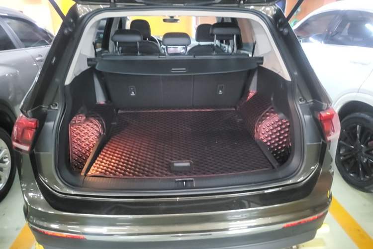 Used Volkswagen Tiguan L 2018 Facelift 330TSI Automatic Two-Wheel Drive Luxury Edition Trunk