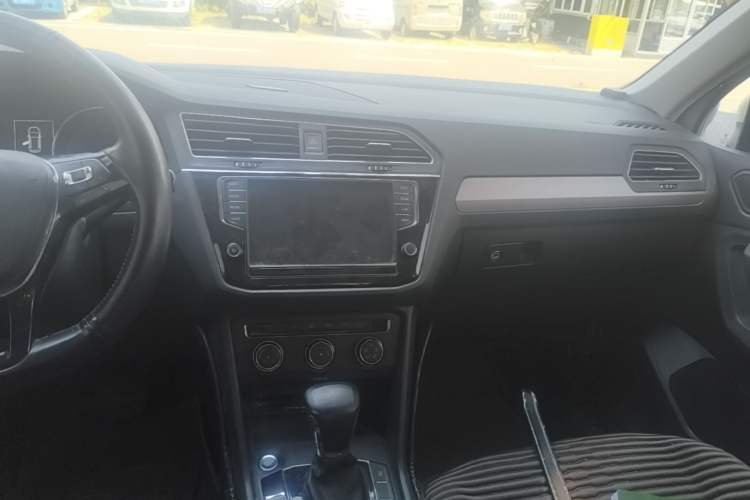 Used Volkswagen Tiguan L 2018 330TSI Automatic Two-Wheel Drive Luxury Edition Audio And AC Panel