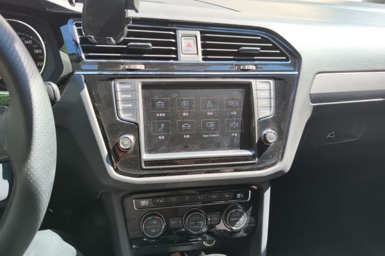 Used Volkswagen Tiguan L 2018 330TSI Automatic Two-Wheel Drive Luxury Edition Audio And AC Panel
