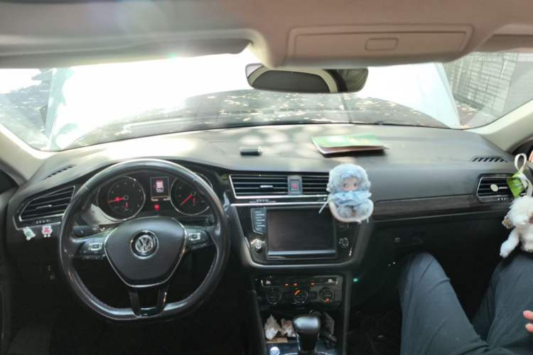Used Volkswagen Tiguan L 2018 330TSI Automatic Two-Wheel Drive Luxury Edition Center Console