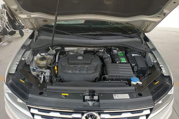 Used Volkswagen Tiguan L 2018 330TSI Automatic Two-Wheel Drive Luxury Edition Engine Bay