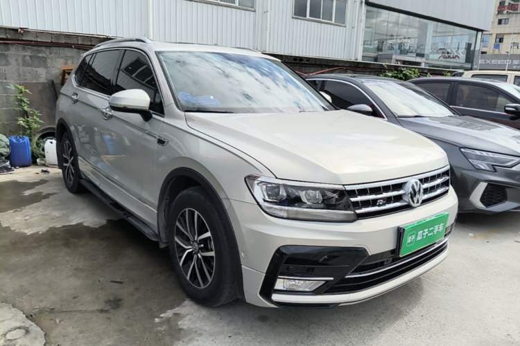 Used Volkswagen Tiguan L 2018 Facelift 330TSI Automatic Two-Wheel Drive Luxury Edition Front Right 45 Deg