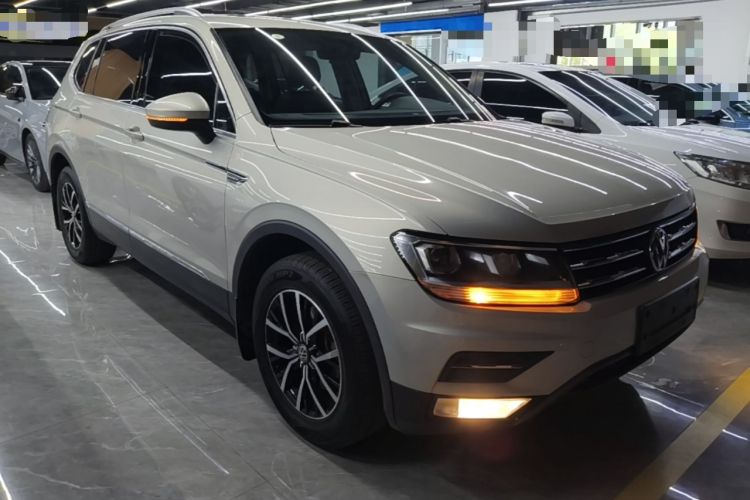 Used Volkswagen Tiguan L 2018 330TSI Automatic Two-Wheel Drive Luxury Edition Front Right 45 Deg
