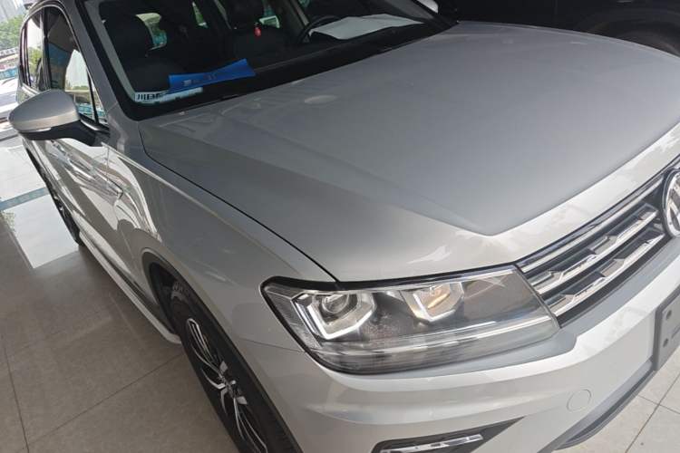 Used Volkswagen Tiguan L 2018 330TSI Automatic Two-Wheel Drive Luxury Edition Front Right 45 Deg