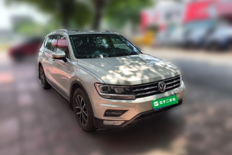 Used Volkswagen Tiguan L 2018 330TSI Automatic Two-Wheel Drive Luxury Edition Front Right 45 Deg