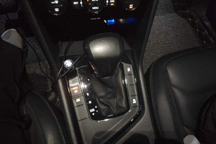 Used Volkswagen Tiguan L 2018 330TSI Automatic Two-Wheel Drive Luxury Edition Gear Lever