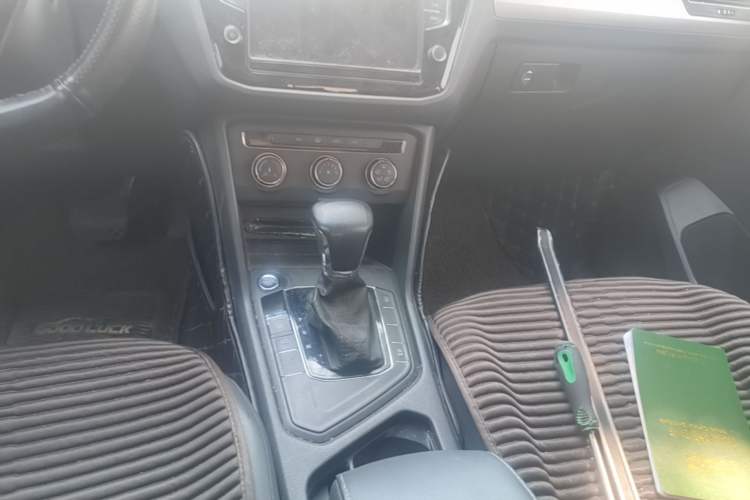 Used Volkswagen Tiguan L 2018 330TSI Automatic Two-Wheel Drive Luxury Edition Gear Lever