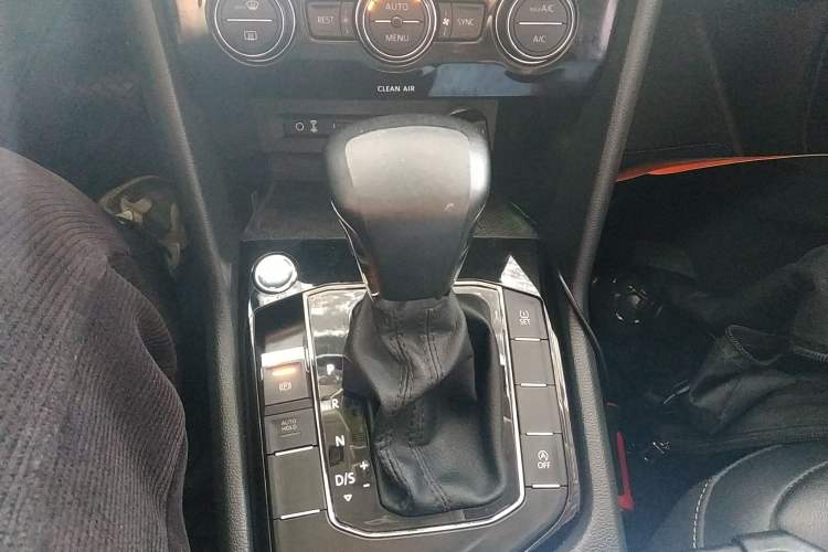 Used Volkswagen Tiguan L 2018 330TSI Automatic Two-Wheel Drive Luxury Edition Gear Lever