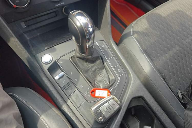 Used Volkswagen Tiguan L 2018 330TSI Automatic Two-Wheel Drive Luxury Edition Gear Lever