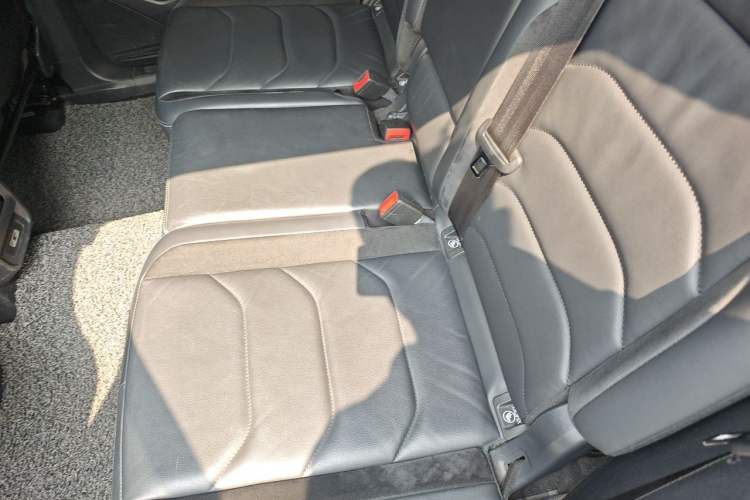 Used Volkswagen Tiguan L 2018 330TSI Automatic Two-Wheel Drive Luxury Edition Left Rear Seat