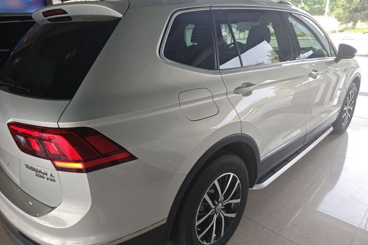 Used Volkswagen Tiguan L 2018 330TSI Automatic Two-Wheel Drive Luxury Edition Rear Right 45 Deg