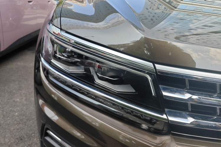 Used Volkswagen Tiguan L 2018 380TSI Automatic All-Wheel Drive Luxury Edition Right Front Headlight