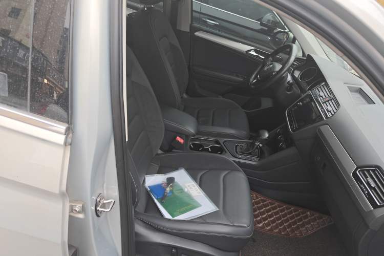 Used Volkswagen Tiguan L 2018 Facelift 330TSI Automatic Two-Wheel Drive Luxury Edition Right Front Seat