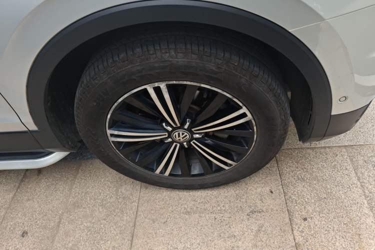 Used Volkswagen Tiguan L 2018 330TSI Automatic Two-Wheel Drive Flagship Edition Right Front Wheel Hub