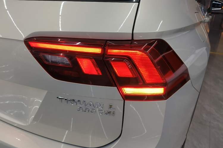 Used Volkswagen Tiguan L 2018 330TSI Automatic Two-Wheel Drive Luxury Edition Right Rear Taillight
