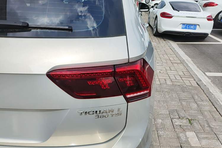 Used Volkswagen Tiguan L 2018 Revised Version 380TSI Automatic All-Wheel Drive Luxury Edition Right Rear Taillight