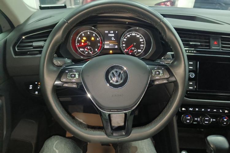 Used Volkswagen Tiguan L 2018 Facelift 330TSI Automatic Two-Wheel Drive Luxury Edition Steering Wheel
