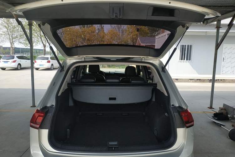 Used Volkswagen Tiguan L 2018 330TSI Automatic Two-Wheel Drive Luxury Edition Trunk