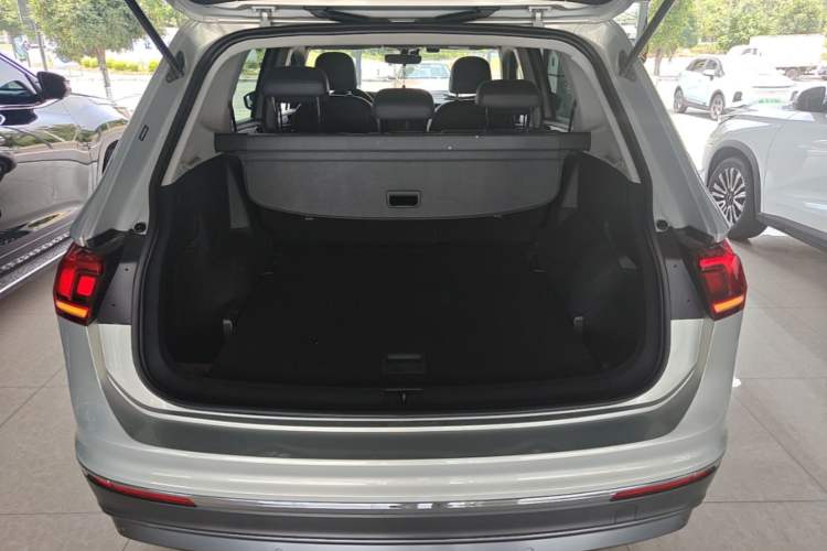 Used Volkswagen Tiguan L 2018 330TSI Automatic Two-Wheel Drive Luxury Edition Trunk