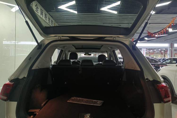 Used Volkswagen Tiguan L 2018 Facelift 330TSI Automatic Two-Wheel Drive Luxury Edition Trunk