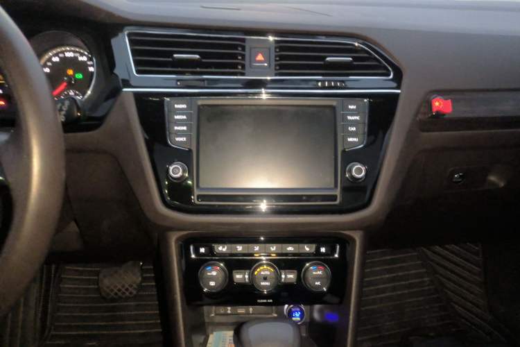 Used Volkswagen Tiguan L 2018 330TSI Automatic Two-Wheel Drive Luxury Edition Audio And AC Panel