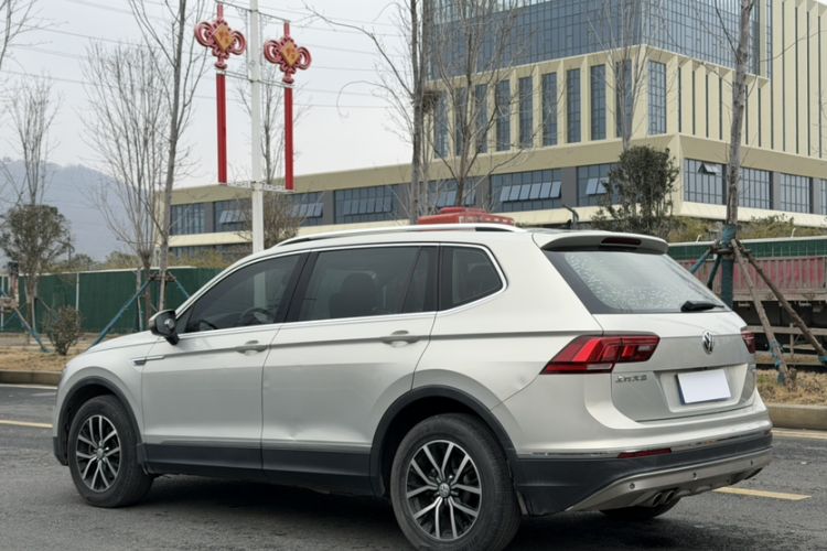 Used Volkswagen Tiguan L 2018 330TSI Automatic Two-Wheel Drive Luxury Edition Exterior 4