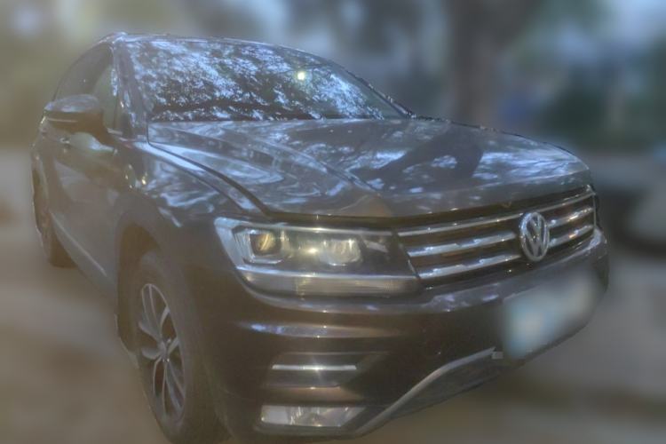 Used Volkswagen Tiguan L 2018 Facelift 330TSI Automatic Two-Wheel Drive Luxury Edition Front Right 45 Deg