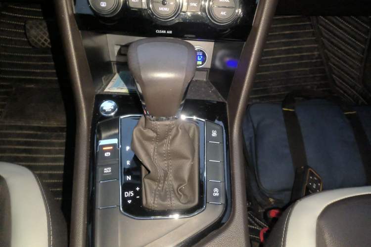 Used Volkswagen Tiguan L 2018 330TSI Automatic Two-Wheel Drive Luxury Edition Gear Lever