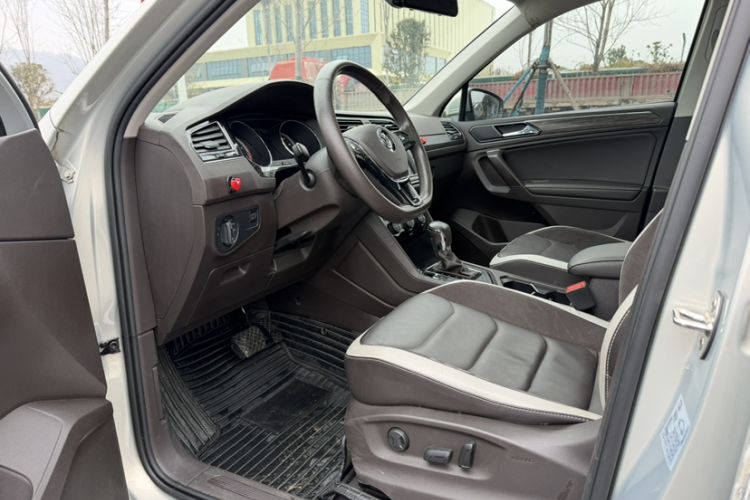Used Volkswagen Tiguan L 2018 330TSI Automatic Two-Wheel Drive Luxury Edition Interior 2