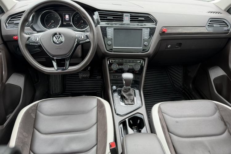 Used Volkswagen Tiguan L 2018 330TSI Automatic Two-Wheel Drive Luxury Edition Interior 3