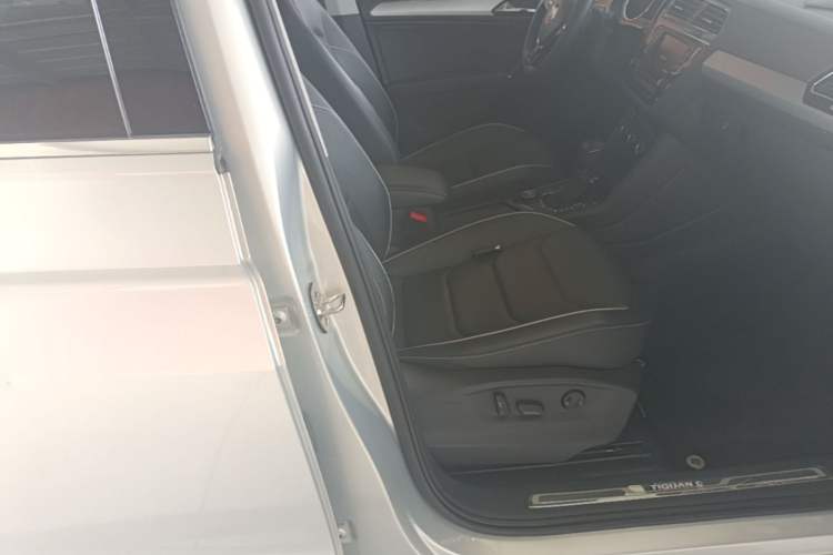 Used Volkswagen Tiguan L 2018 380TSI Automatic All-Wheel Drive Flagship Edition Right Front Seat