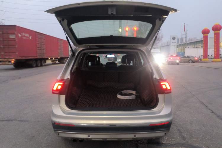 Used Volkswagen Tiguan L 2018 330TSI Automatic Two-Wheel Drive Luxury Edition Trunk