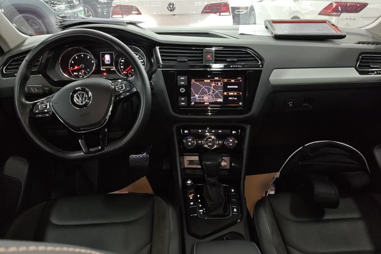 Used Volkswagen Tiguan L 2018 Revised Version 330TSI Automatic Two-Wheel Drive Comfort Edition Center Console