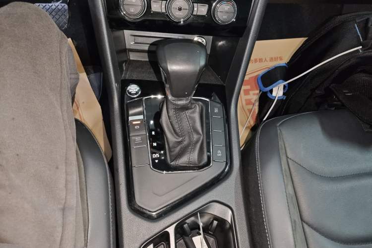 Used Volkswagen Tiguan L 2018 Revised Version 330TSI Automatic Two-Wheel Drive Comfort Edition Gear Lever