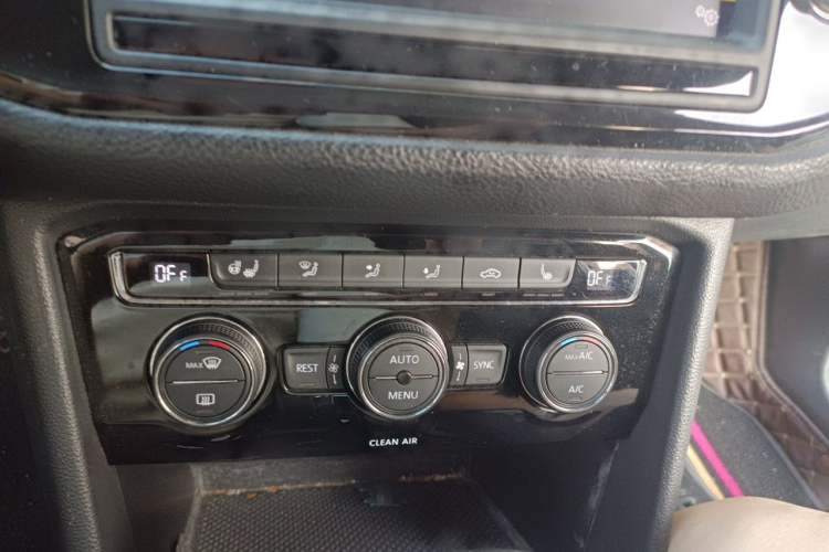 Used Volkswagen Tiguan L 2018 330TSI Automatic Two-Wheel Drive Luxury Edition Audio And AC Panel