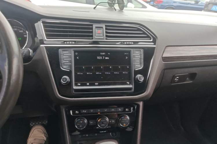 Used Volkswagen Tiguan L 2018 330TSI Automatic Two-Wheel Drive Luxury Edition Audio And AC Panel